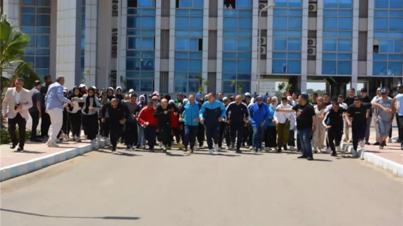 قيادات وطلاب جامعة دمياط يشاركون في ماراثون رياضي حافل