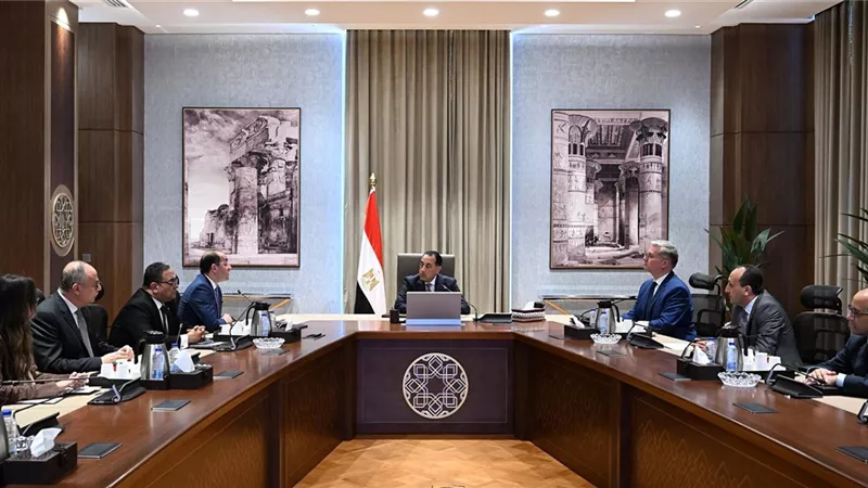 رئيس الوزراء يُتابع جهود الحكومة لتحويل السيارات للعمل بالغاز الطبيعي