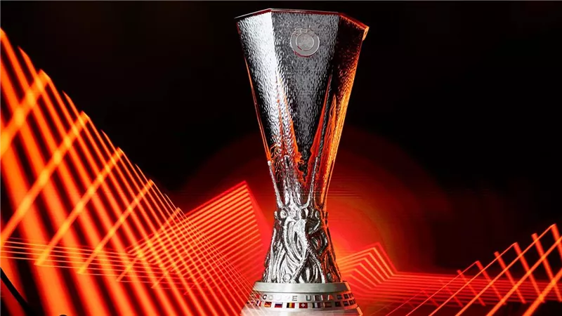 يويفا يعلن حكم نهائي الدوري الأوروبي بين مان يونايتد وتوتنهام
