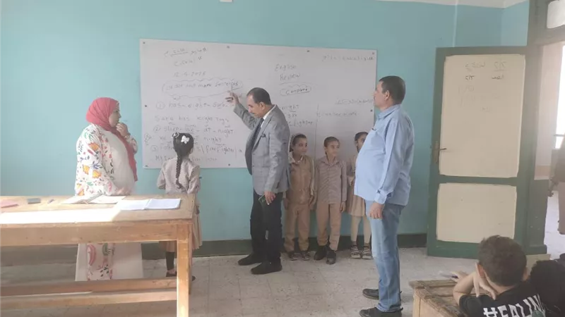 مدير تعليم قليوب يتابع التقييمات ويتفاعل مع الطلاب علي السبورة