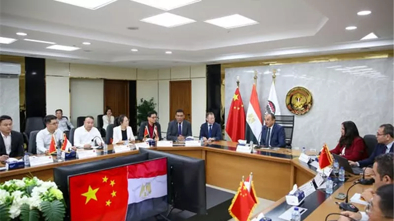 وزير قطاع الأعمال يستقبل وفدًا صينيًا يضم 37 مستثمرًا وممثلًا لكبرى شركات الغزل
