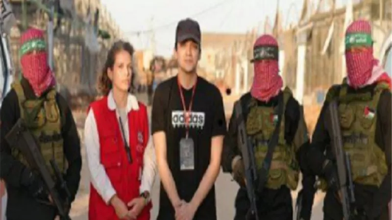 أول صور للجندي الإسرائيلي الأمريكي عيدان ألكسندر أثناء تسليمه للصليب الأحمر