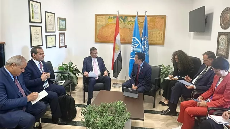 وزير الزراعة يلتقي مدير عام 