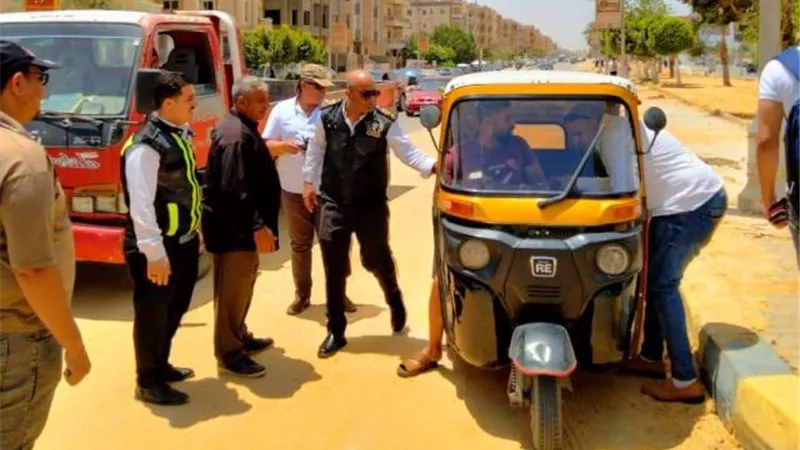 جهاز بدر يصادر على 14 توكتوك ويضبط 3 مركبات و3 تروسيكل.. بالصور