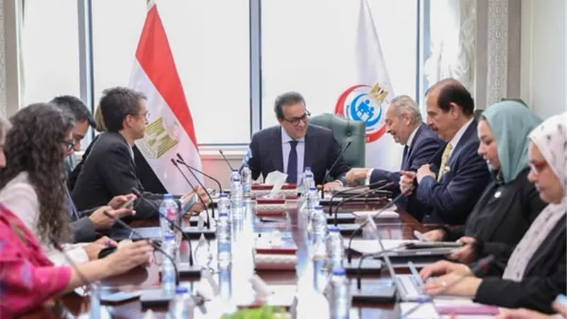 وزير الصحة يبحث مع وفد البنك الدولي تعزيز التعاون بملف التنمية البشرية