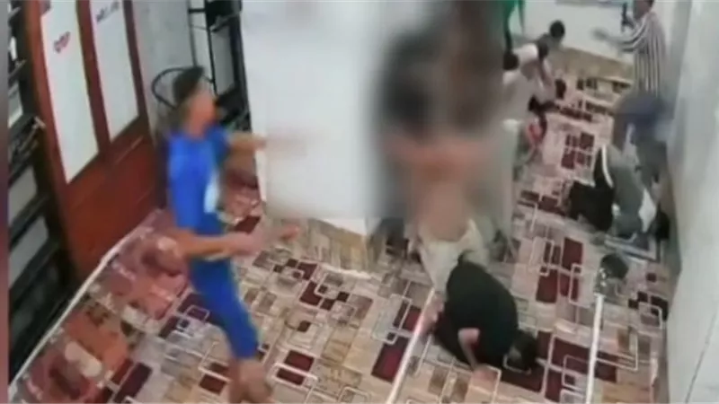 حبس 3 عاطلين أقتحموا مسجد لضرب شاب فى السلام