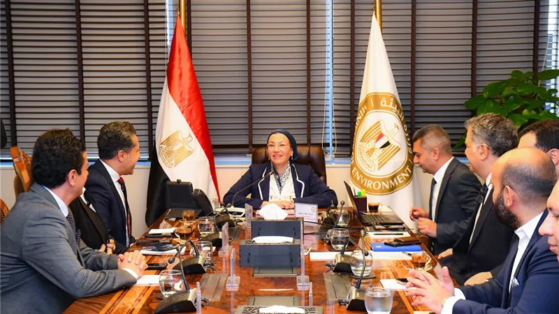 وزيرة البيئة تبحث مع شباب الأعمال فرص الاستثمار البيئي