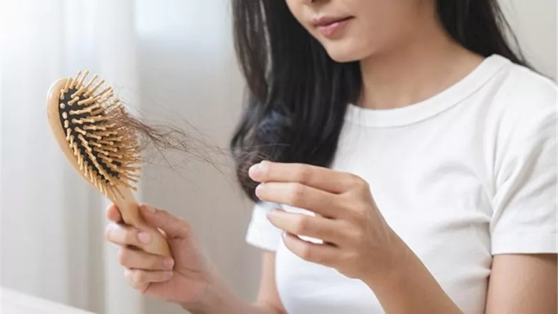 أسباب تساقط الشعر عند النساء.. اكتشفي العوامل والحلول الفعّالة
