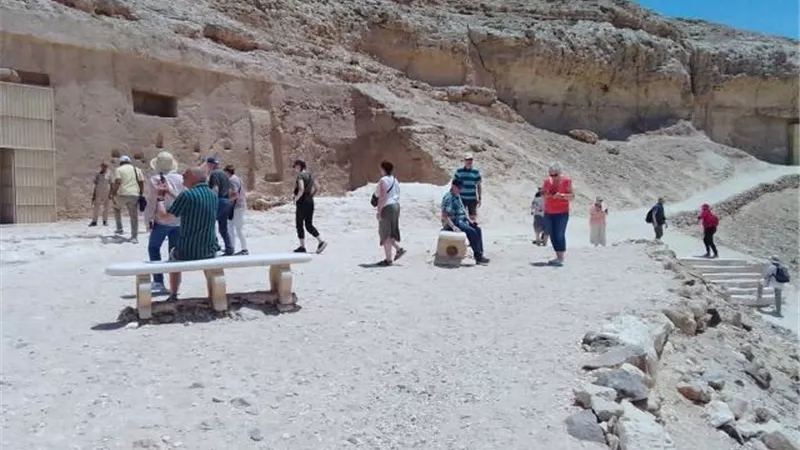 وفد سياحي متعدد الجنسيات يزور منطقة آثار بنى حسن بالمنيا