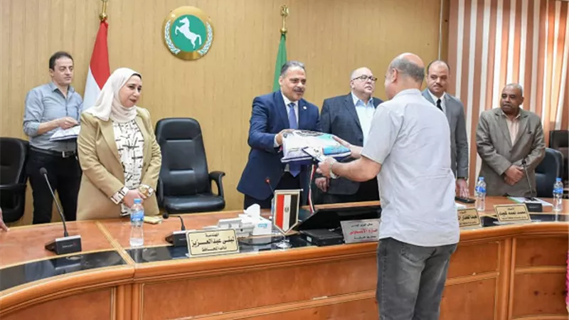 محافظ الشرقية يسلم تأشيرات وملابس الإحرام لحجاج الجمعيات الأهلية