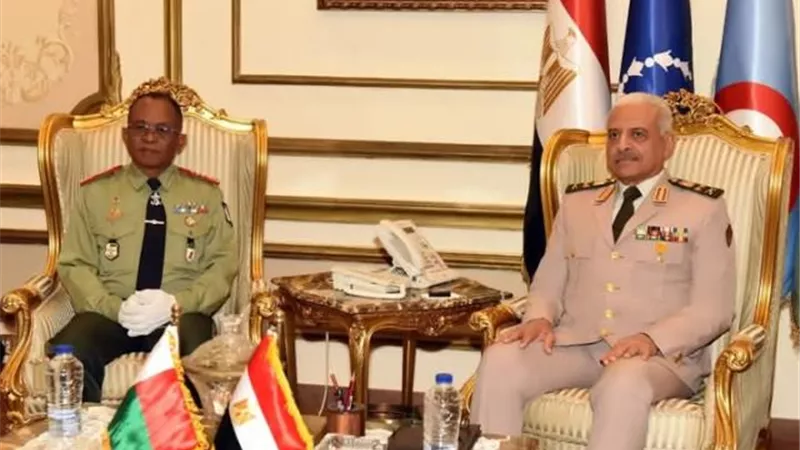 الفريق أول عبد المجيد صقر يلتقى وزير الدفاع بدولة مدغشقر