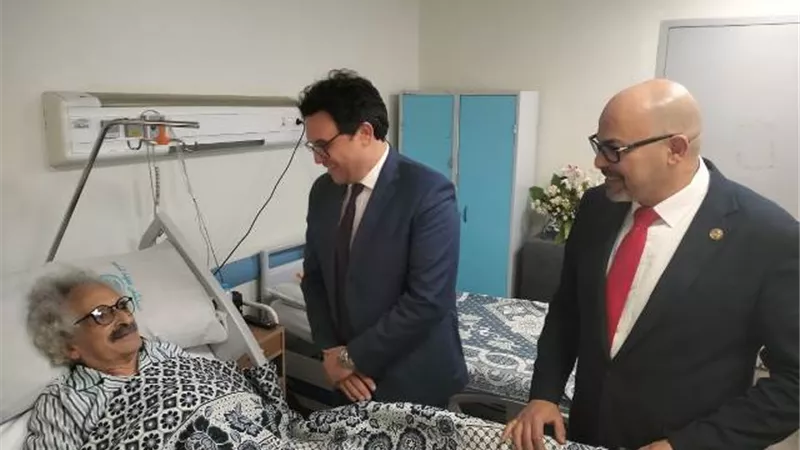 وزير الثقافة يزور الكاتب صنع الله إبراهيم بعد خضوعه لجراحة أمس