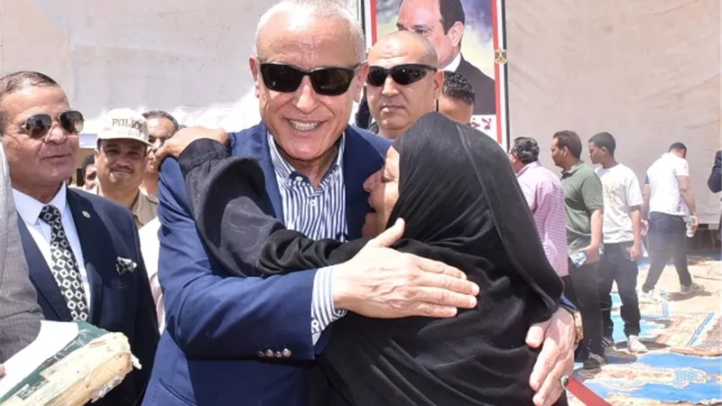 محافظ الأقصر فى منزل سيدة الميكروباص تلبية لدعوتها