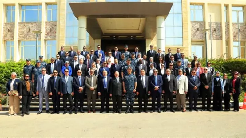 القوات البحرية تستقبل وفداً من أعضاء النادى البحرى للنيابة الإدارية