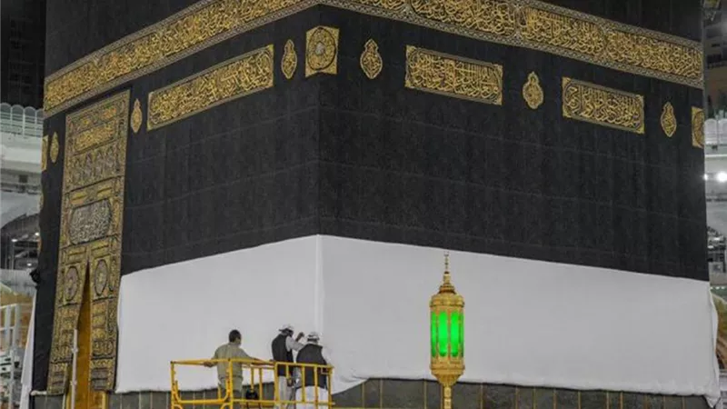 رفع كسوة الكعبة استعدادا لموسم الحج