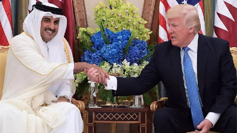 أمير قطر يستقبل الرئيس الأمريكي في الديوان الأميري
