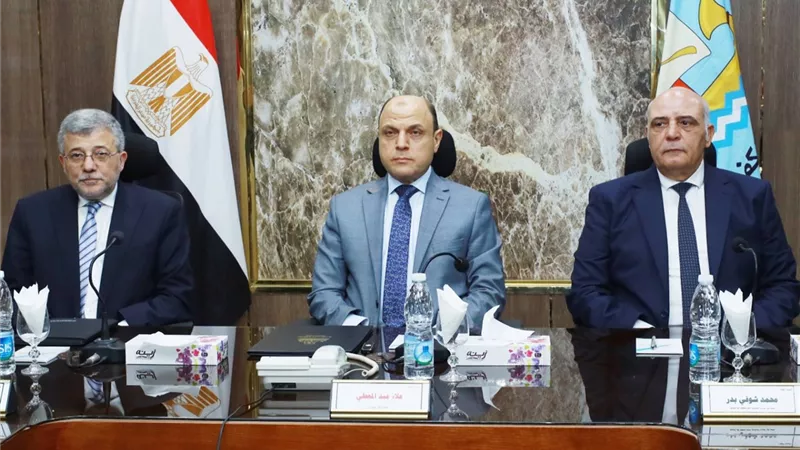 محافظ كفرالشيخ ورئيس هيئة الأوقاف يناقشان سبل الإستثمار