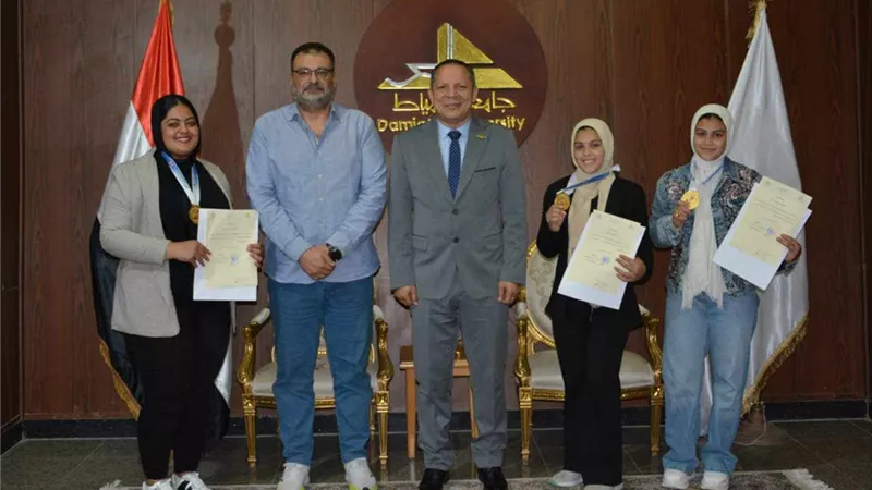 رئيس جامعة دمياط يُكرّم الطالبات الفائزات ببطولة رفع الأثقال