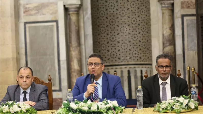 ملتقى الأزهر للقضايا : يحذر من شبكات التواصل وتأثيرها علي الوعي