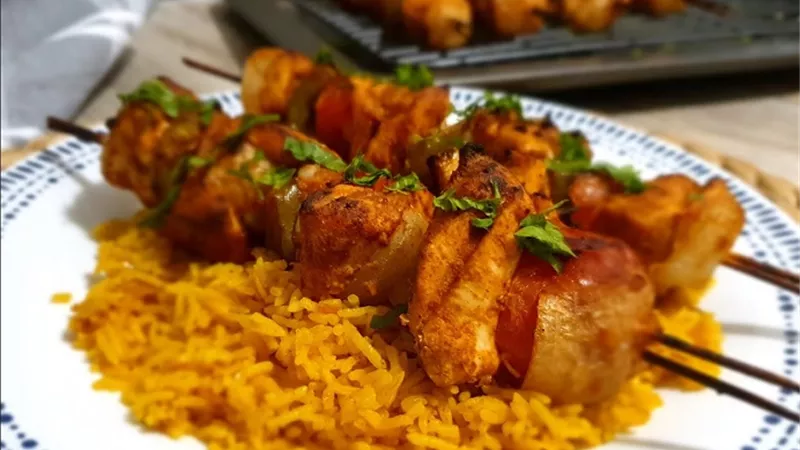 طريقة تحضير شيش طاووق مع الأرز والخضروات
