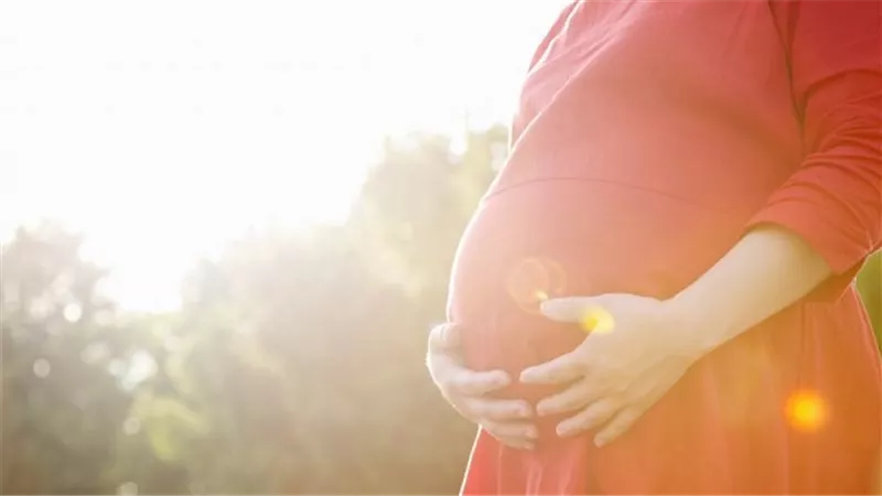كيف تتجاوزين أشهر الصيف بأمان خلال الحمل؟ نصائح من طبيبة مختصة