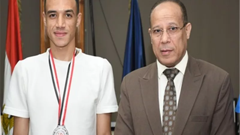 جامعةالقناة تكرّم الطالب الفائز ببطولة البارالمبية لتنس الطاولة