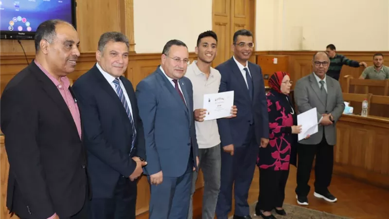 تكريم اوائل هندسة اسكندرية فى احتفالية ذكرى الدكتور منير قنصوه