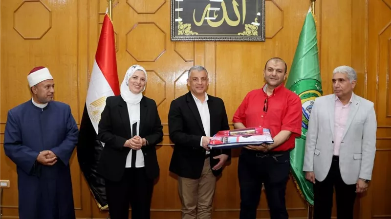 محافظ الإسماعيلية يسلم تأشيرات وتذاكر السفرلحجاج الجمعيات الأهلية