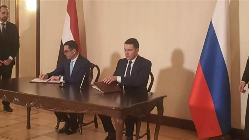 وزيرا الاستثمار والصناعة الروسي يوقعان بروتوكولا للتعاون التجاري