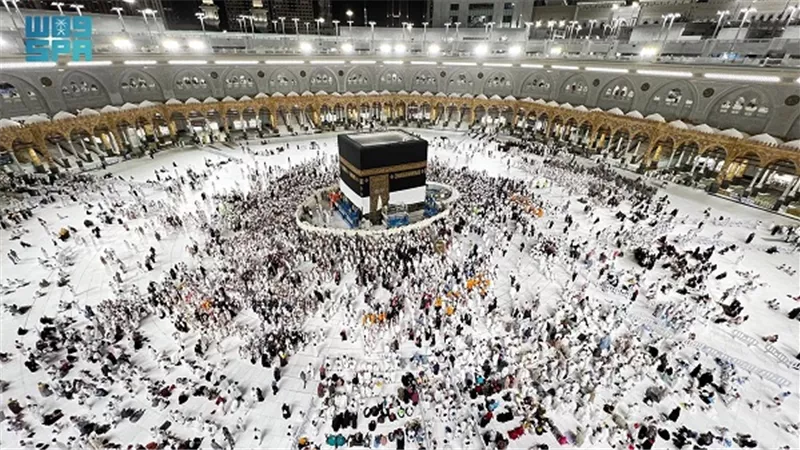 إستعداداً لإستقبال حجيج الرحمن الإنتهاء من رفع كسوة الكعبة