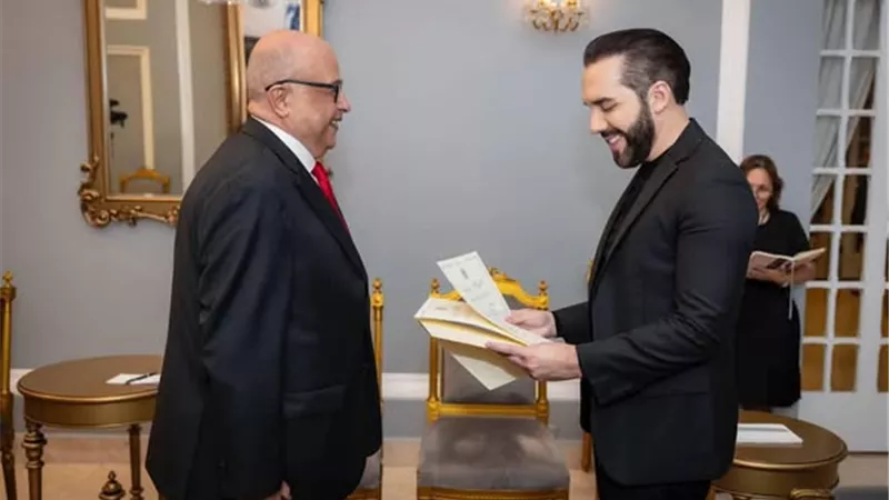 السفير المصري غير المقيم يقدم أوراق اعتماده إلى رئيس السلفادور