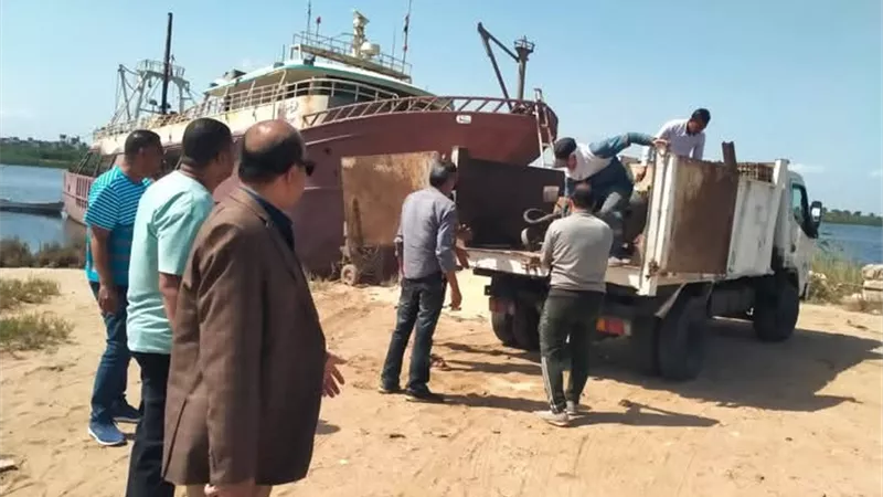 إيقاف أعمال صيانة مركب في موقع مخالف بدمياط حفاظا على البيئة
