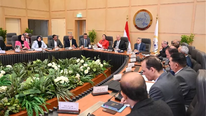 الوزير: اطمئنوا لن يضار أحد من العاملين ..وهذه توجيهات رئاسية