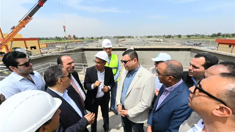 وزير الإسكان يتفقد مشروع صرف صحي سنهوا بمنيا القمح بالشرقية