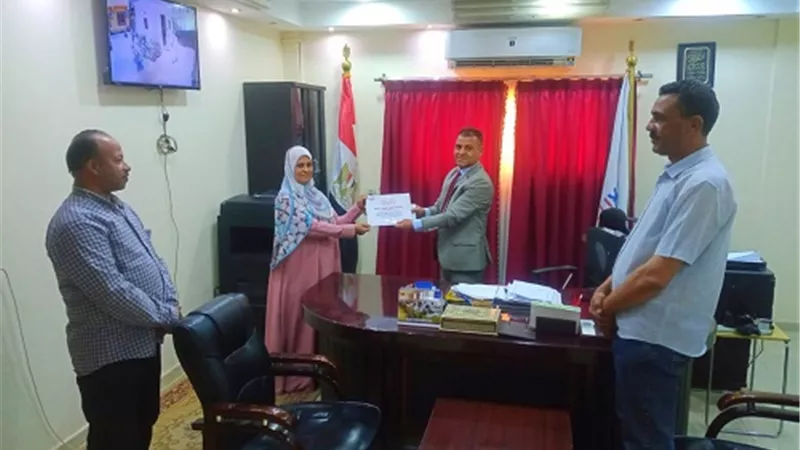 رئيس مركز البياضية بالأقصر يكرم الموظف المثالي لشهر أبريل