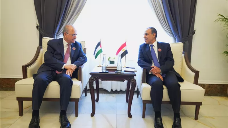 وزير الخارجية يؤكد لنظيره الفلسطيني رفض مصر لسياسة التجويع الإسرائيلية
