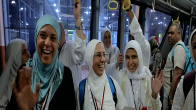 شاهد بالفيديو .. بدء مغادرة أول فوج من حجاج القرعة إلى الأراضى المقدسة