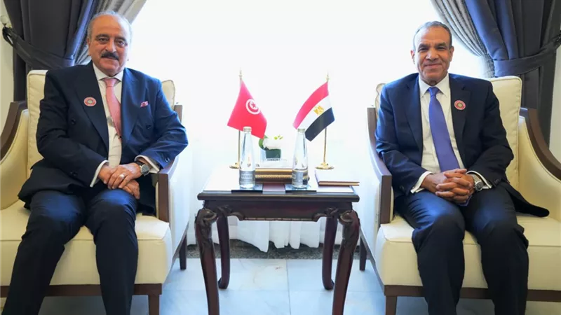 وزير الخارجية والهجرة يلتقي نظيره التونسي