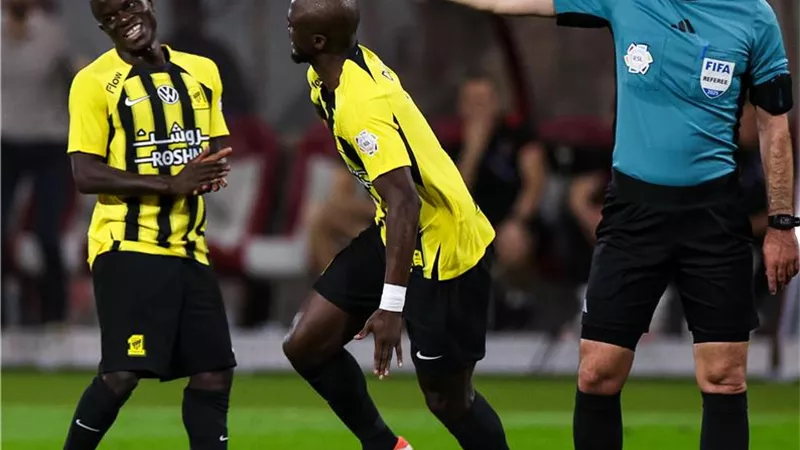 الاتحاد يكتسح الرائد بثلاثية ويتوج بطلا لدورى روشن السعودى