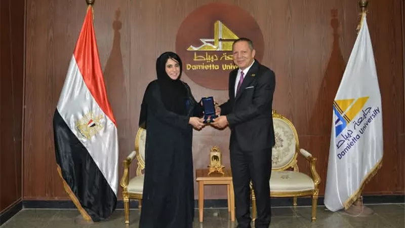 رئيس جامعة دمياط يستقبل طالبة عمانية بعد حصولها على الدكتوراة
