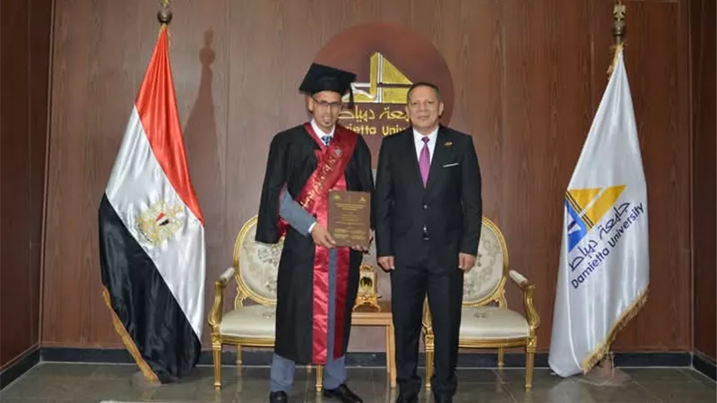 رئيس جامعة دمياط يكرم طالبا وافدا ليبيا لحصوله على الدكتوراة