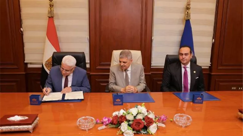 تعاون مع الرعاية الصحية والتأمين لفحص العاملين بقناة السويس