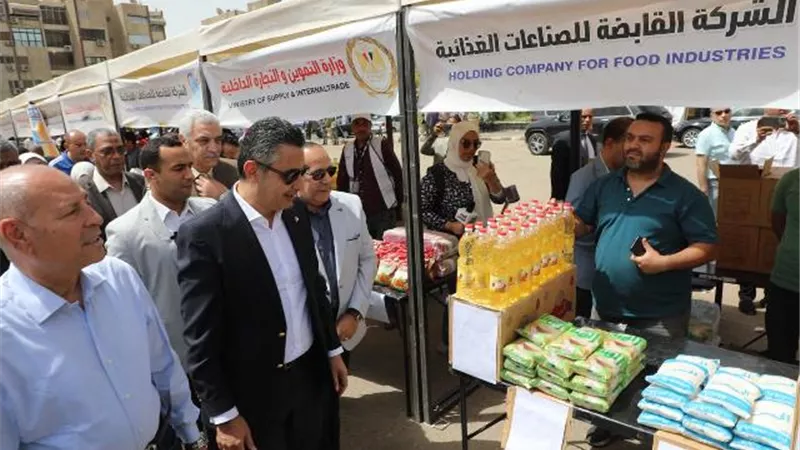 محافظ القاهرة ووزير التموين يتفقدان سوق اليوم الواحد بمدينة نصر
