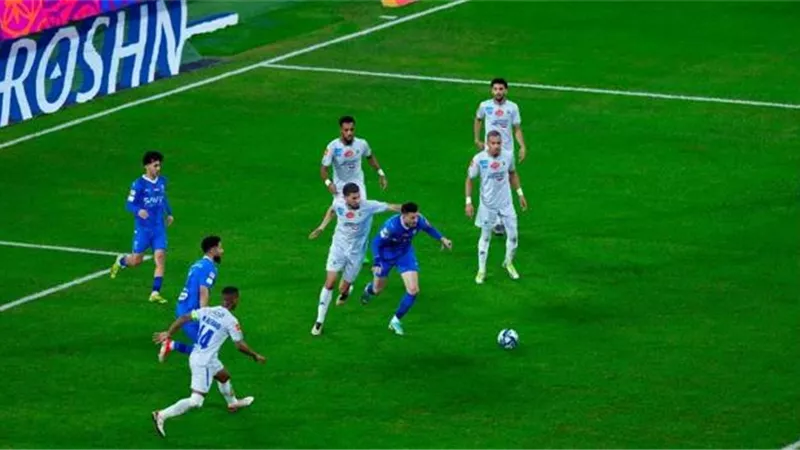 الهلال ينتزع فوزا مثيرا من الفتح برباعية مقابل ثلاثة في الدوري السعودي