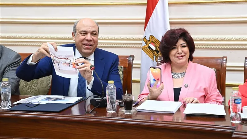 وزير الطيران يستعرض خطط الوزراة لتطوير المطارات