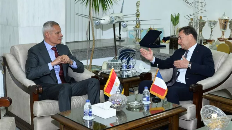 الطيار أحمد عادل بحث مع السفير الفرنسي زيادة الحركة الجوية بين البلدين