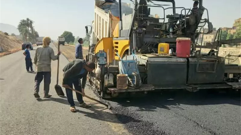 محافظ سوهاج: استكمال أعمال رصف الطريق الشرقى الموازي للطريق