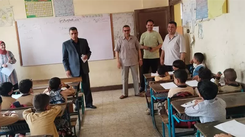 مدير تعليم الخانكة يتابع امتحانات الصف الثالث الابتدائي
