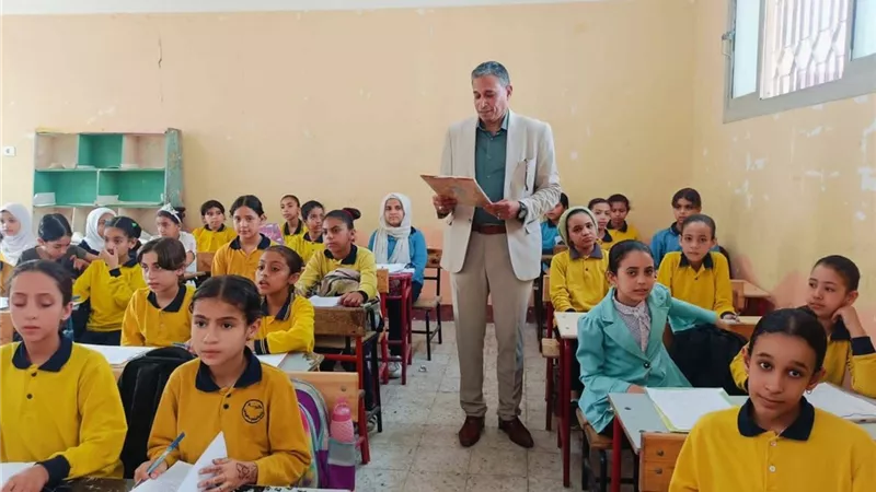 مدير تعليم الجيزة يتابع امتحانات الترم الثاني لصفوف النقل