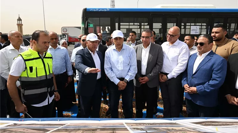 مدبولي يتفقد المرحلة الأولى من التشغيل التجريبي للأتوبيس الترددي